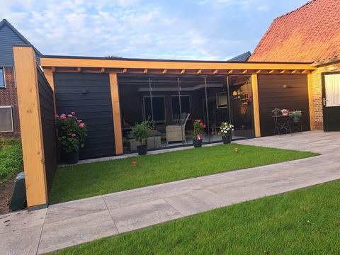 Overzicht van de voltooide luxe veranda aan de woning