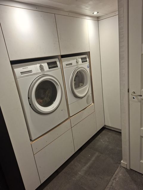 De inbouwkasten vanuit de kamer