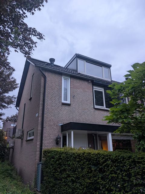 De kozijnen worden afgewerkt