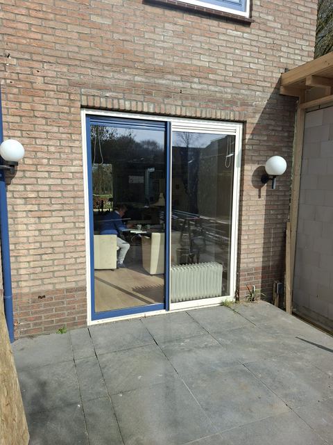 De oude kozijnen worden verwijderd