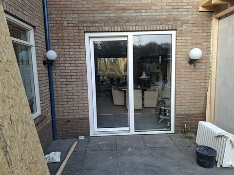 De nieuwe kozijnen worden geplaatst
