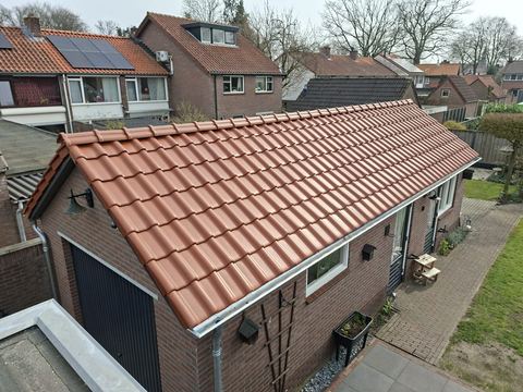 De dakbedekking wordt gelegd