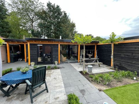 De veranda in aanbouw