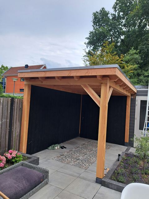 De veranda in aanbouw