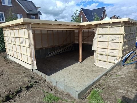 De buitenkamer vanuit de tuin