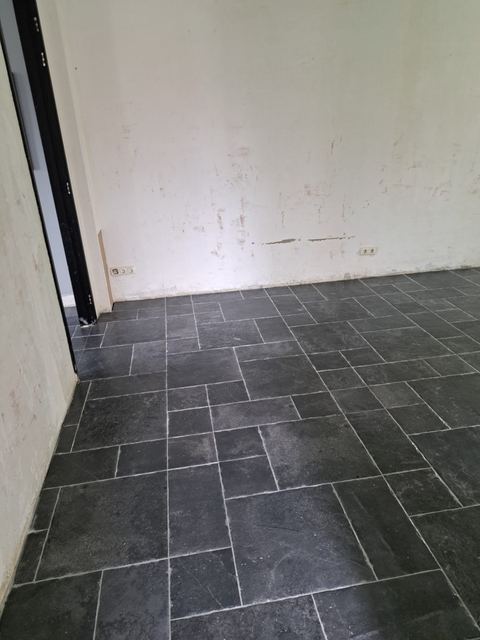 Wandtegels worden geplaatst