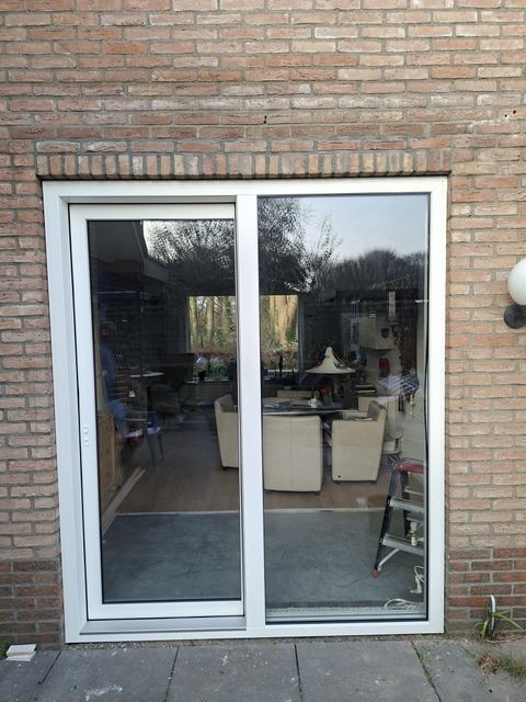 De kozijnen worden afgewerkt