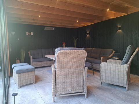De veranda in de ochtendzon