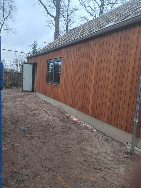 De oude gevelbekleding wordt verwijderd