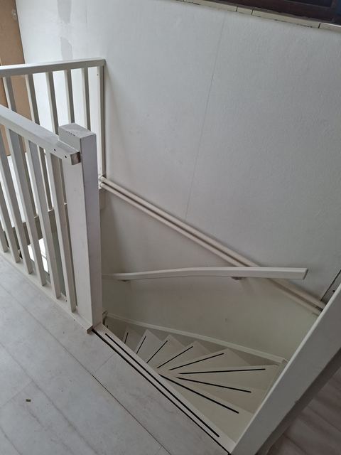 Overzicht van de voltooide houten trap