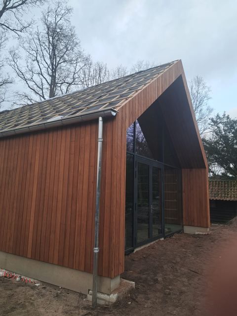 De nieuwe bekleding wordt gemonteerd