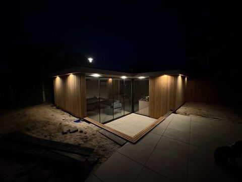 De buitenkamer in aanbouw