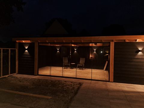 De veranda in de avond