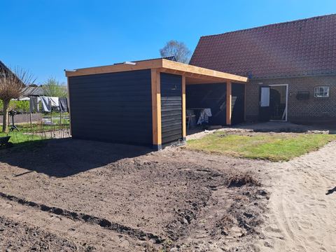 De dakbedekking wordt aangebracht