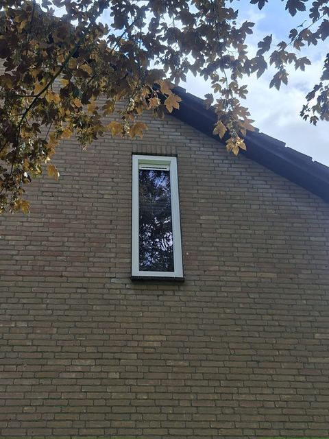 De nieuwe kozijnen worden geplaatst